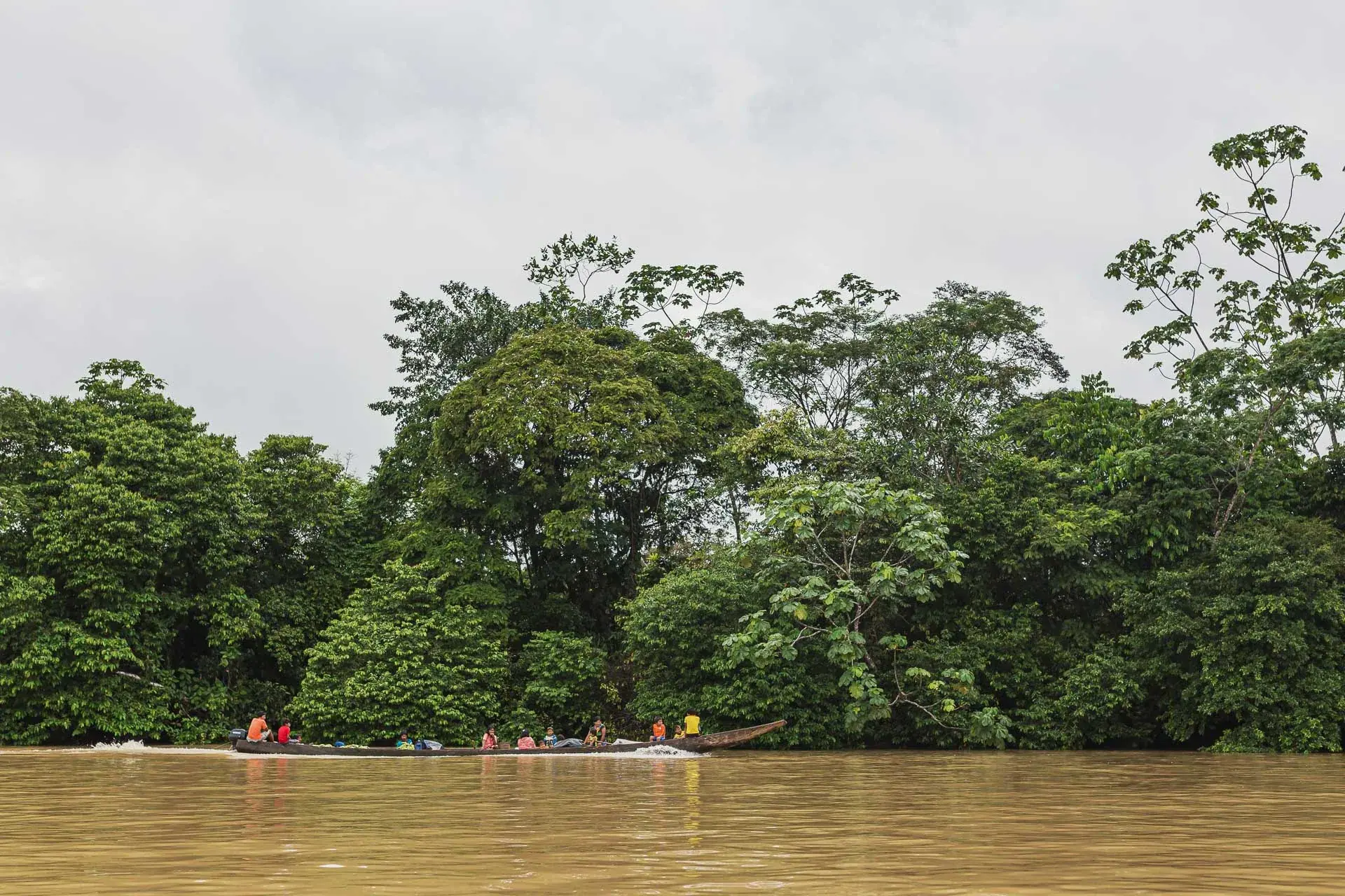 Vista aérea del Colegio Emberá de Vigía del Fuerte integrado en la densa vegetación tropical y el río Atrato.